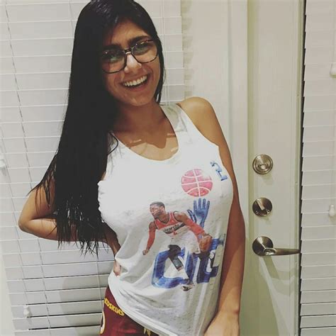 Jan 16, 2022 · How Does Mia Khalifa Spend Her Fortune? Although Mia Khalifa's career as an adult entertainer was short, she could rack up a lot of popularity that kick-started her life as an online personality. In that short time, she made a lot of money. While Mia doesn't wear too many designer clothes, she is a big fan of cars. As proof of it, she purchased ... 